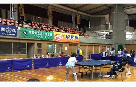中野区立中学校PＴＡ連合会卓球大会の試合の様子：観客席には大きな横断幕もあります。