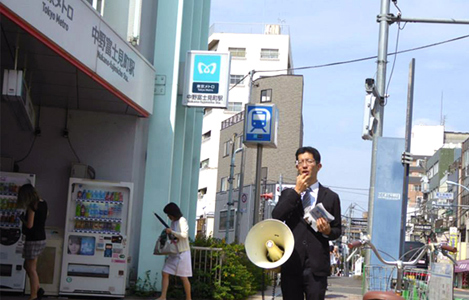 石坂わたるの活動：中野富士見町駅での『たつのこ通信』の配布と区政の報告の写真