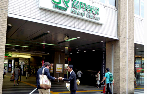 中野駅北口での『たつのこ通信』の配布と区政の報告の写真