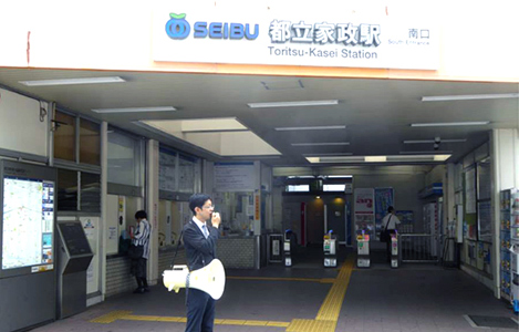 石坂わたるの活動：都立家政駅での区政の報告の写真