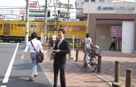 石坂わたるの活動：野方駅にて『たつのこ通信』の配布と区政報告の写真