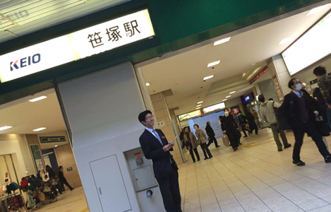 石坂わたるの活動：笹塚駅での『たつのこ通信』配布の写真