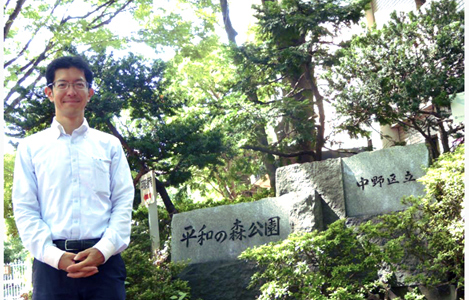 石坂わたるの活動：中野区の、憲法擁護・非核都市の宣言の碑文が置かれている平和の森公園にて