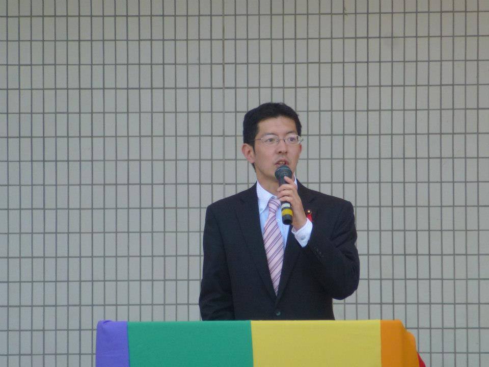 石坂わたるの活動：東京レインボープライドのパレード後のイベントでスピーチをしている写真