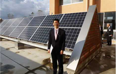 新潟県見附市のエコスクール化の取り組みと、新潟県長岡市の子育て支援「子育ての駅てくてく」の取り組みを視察しました。写真は学校屋上の太陽電池パネルです。