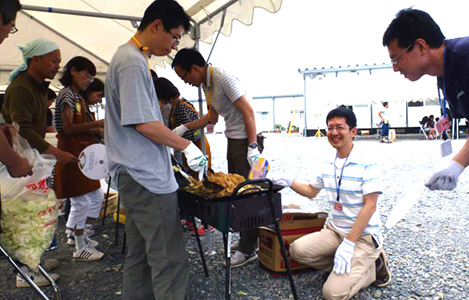 宮城県東松島市鷹来の森運動公園の仮設住宅での夏祭りのボランティアの様子。
