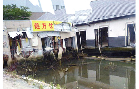 石坂わたるの活動：被災地の現地視察（２）津波の跡も水につかったままの建物が多く残されました。