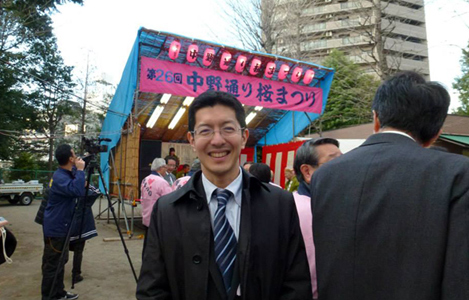 石坂わたるの活動：毎年新井薬師で行われる中野通桜まつりのオープニングイベントでの写真