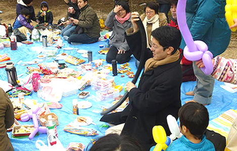 石坂わたるの活動：シングルマザーやそのお子さんが数多く参加される「にじいろパレット」のピクニックにて。ペンシルバルーンでサーベルを作っている所