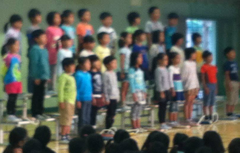 石坂わたるの活動：私が住んでいる居住地の学区域となっている新山小学校のモーニングコンサートの写真