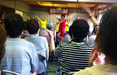 石坂わたるの活動：地元の高齢者会館しんやまの家の祭りの様子。