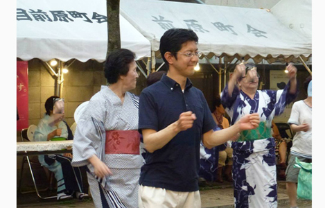 石坂わたるの活動：南台前原町会での盆踊りに参加して盆踊りを楽しむ様子。