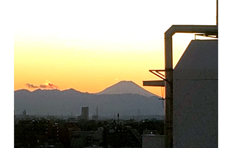 夕焼けに染まる富士山の写真